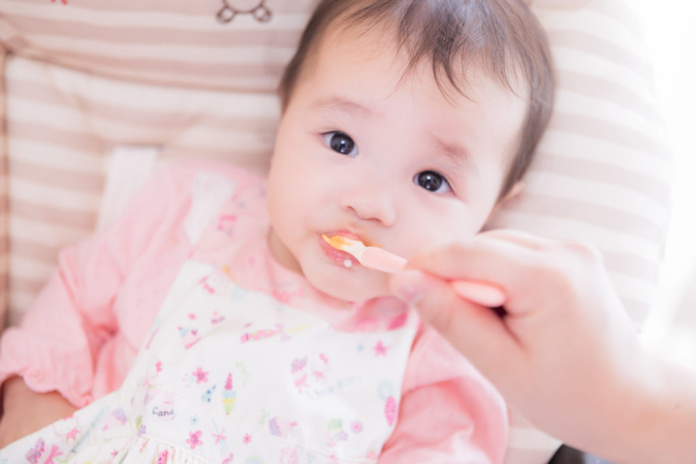 離乳食を食べる赤ちゃんの写真