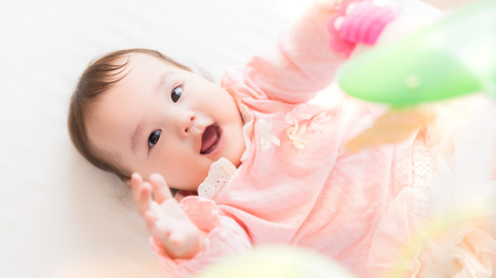 おもちゃで遊ぶ赤ちゃん