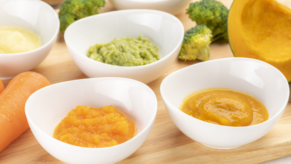 ３種類の離乳食がお皿に乗っている写真
