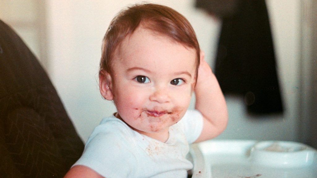 離乳食を食べてご満悦の赤ちゃんの写真