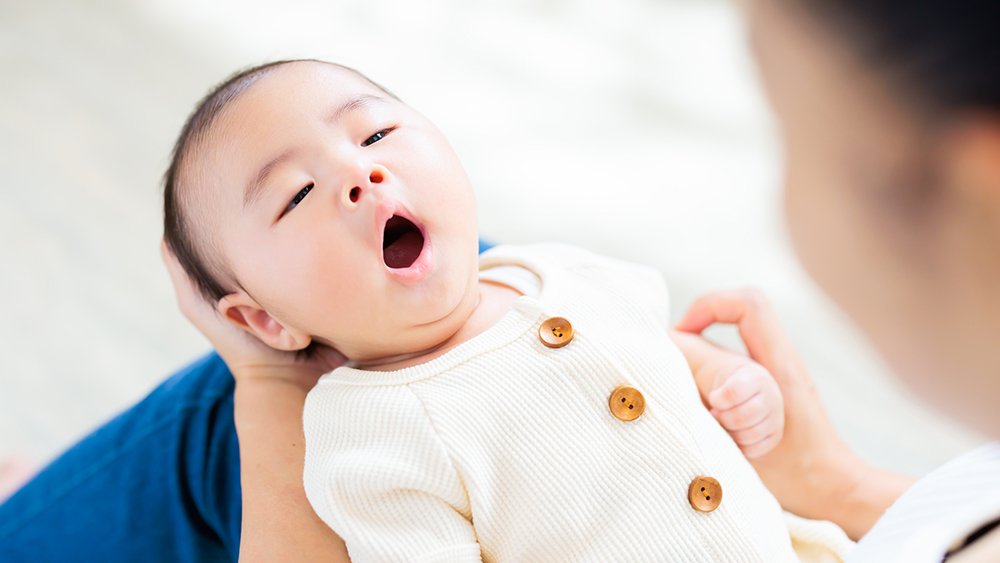 あくびをしている赤ちゃんの写真