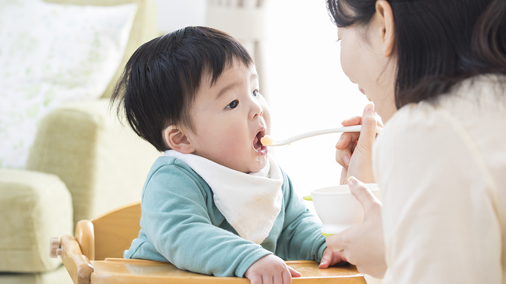 離乳食を食べている赤ちゃんの写真