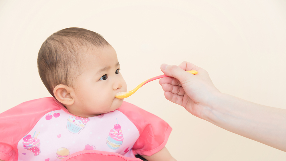 離乳食を食べている赤ちゃんの写真